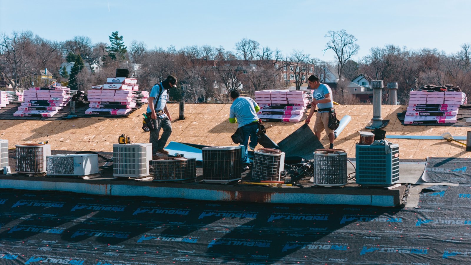Working-on-a-commercial-roof